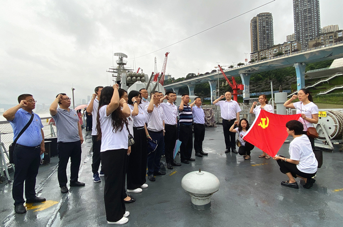 圖3：冒雨在166艦尾重溫入黨誓詞  張雨田 攝_副本.jpg