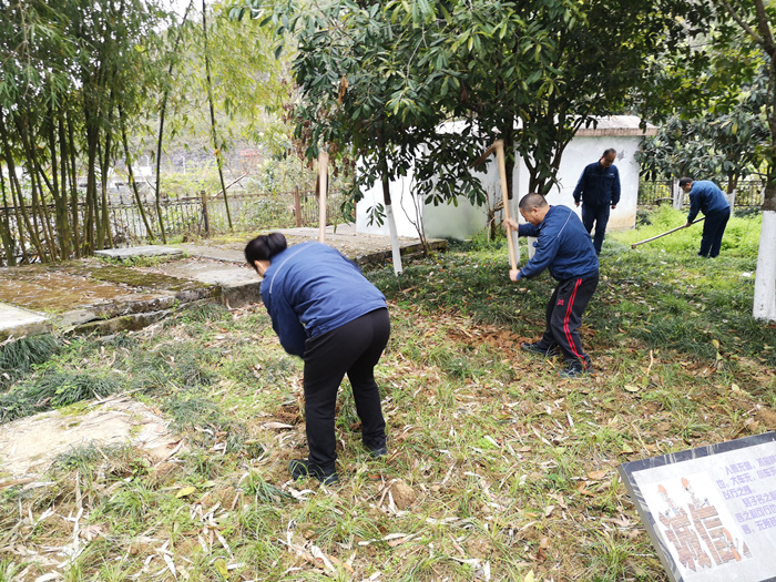 酉水公司職工業務植樹劉春陽攝_副本.jpg